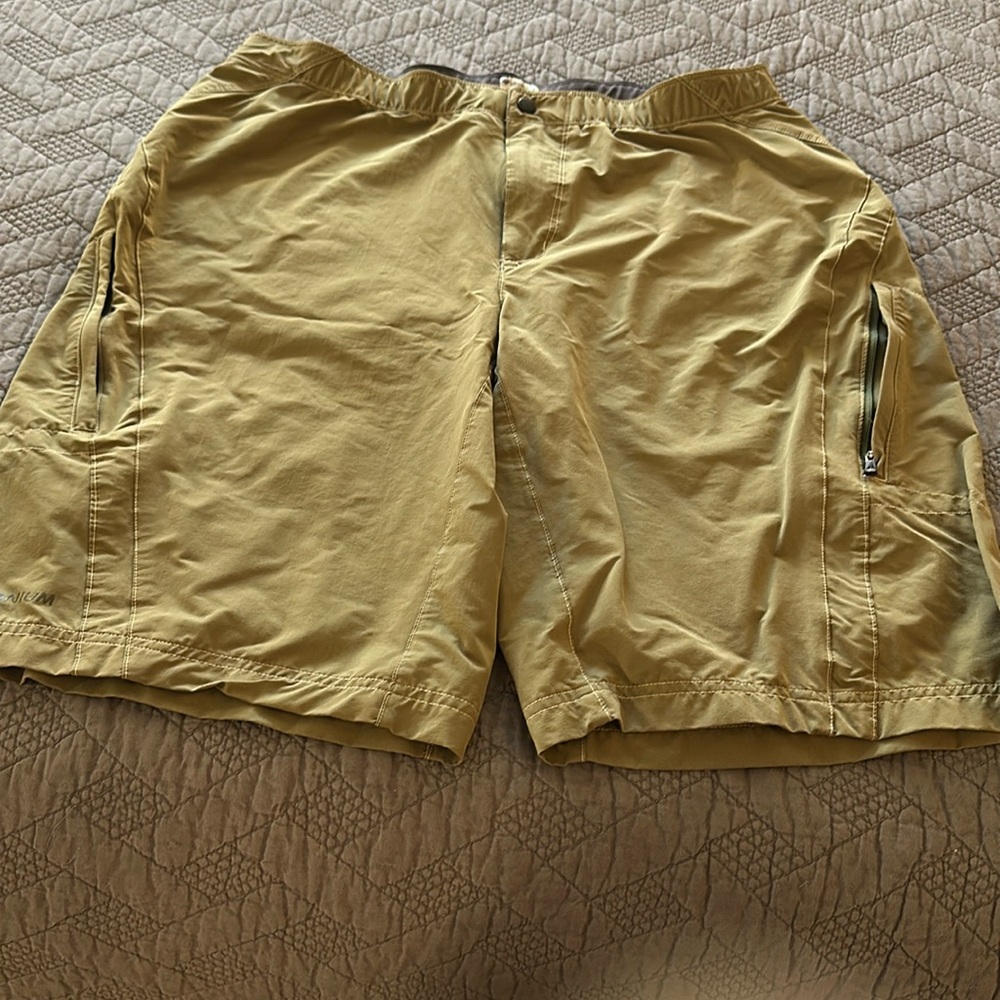 Men’s Columbia TITANIUM Shorts
Sz. Large W/Side Zip Pockets